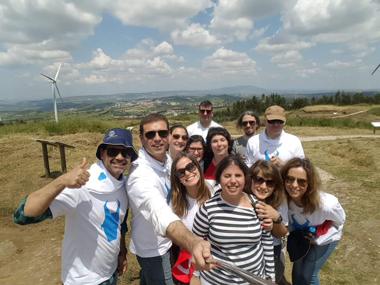 Os elementos da associação cabra cega numa selfie, no alto do forte de alqueidão, das linhas de torres.