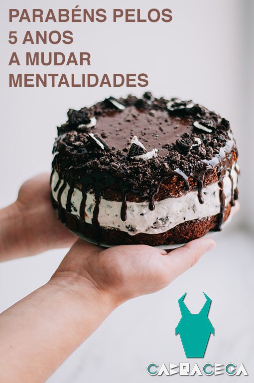imagem com entrega de bolo de chocolate com parabéns pelos 5 anos a mudar mentalidades e com o logotipo da associação cabra cega